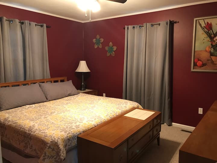 Dormitorio tamaño king ubicado en el nivel principal 