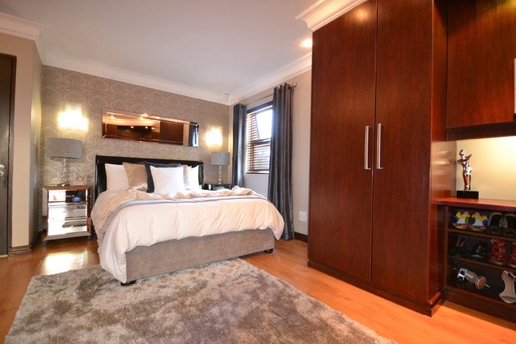 Comfortable main bedroom, queen size bed