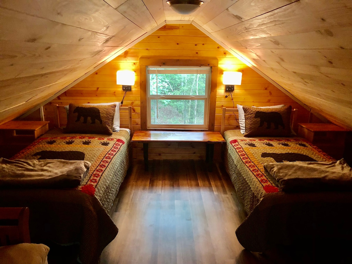 לופט עם שתי מיטות יחיד ופוטון בגודל מלא.