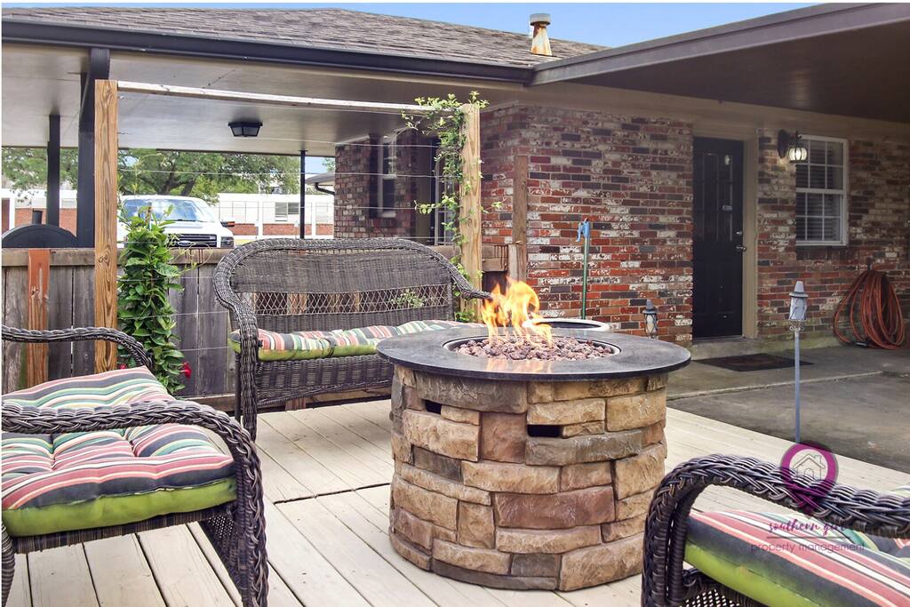 Outdoor patio great for entertaining!!