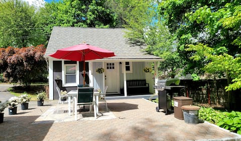 Charming 2 bedroom Cottage w/ patio & yard.