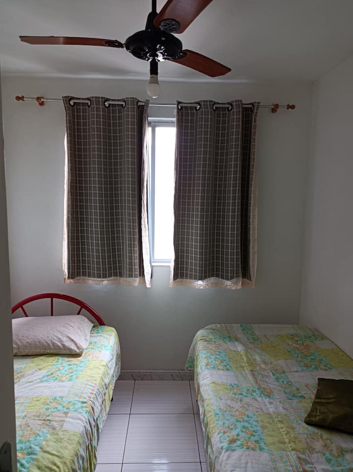 غرفة نوم ثالثة بسريرين ومروحة سقف (بدون مكيف هواء)