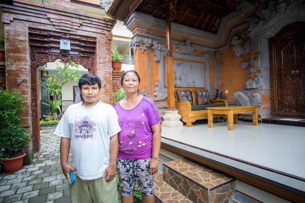 Meet Kadek and Granny Buana, they live in a Balinese home in front of the guesthouse. They are always happy to meet people (They are always smiling).