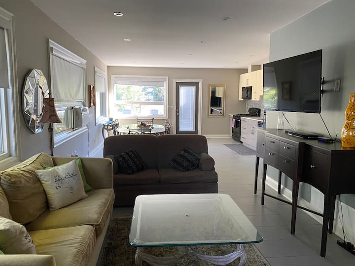 2 Bedroom Cozy 2nd Storey Flat With Netflix!. - Toronto