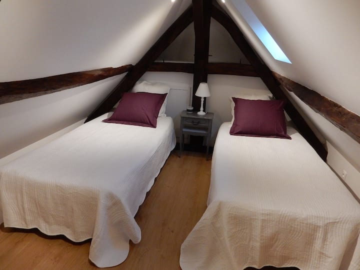 Deux lits 95X200 sont disposés dans la chambre sous combles. 