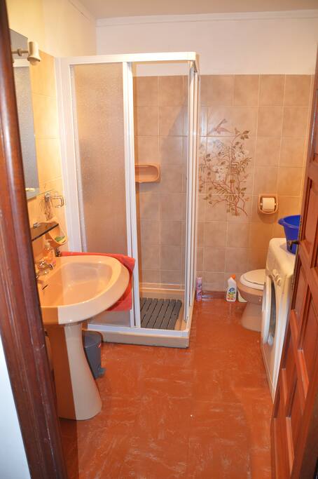 Salle de bains toilette avec machine a laver