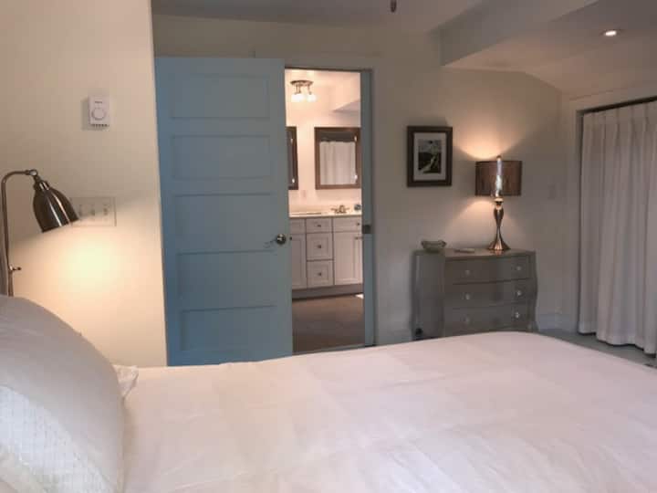 De hoofdslaapkamer heeft ook een persoonlijke schuifdeur naar de badkamer voor gemakkelijke toegang (hoofdingang in de gang).