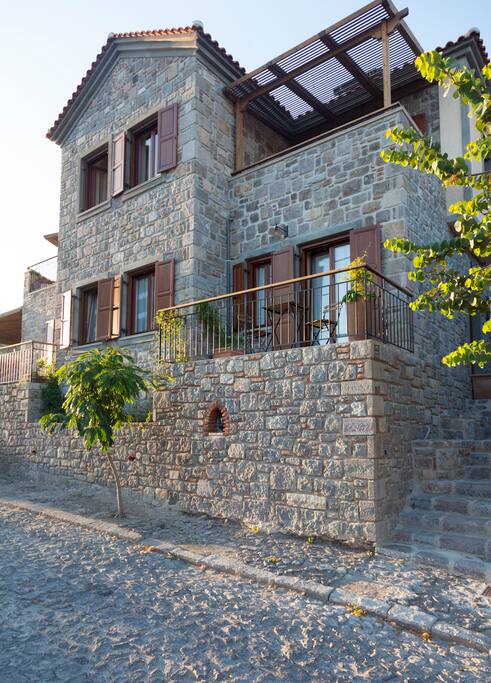 Outside view of Grand View Rhea