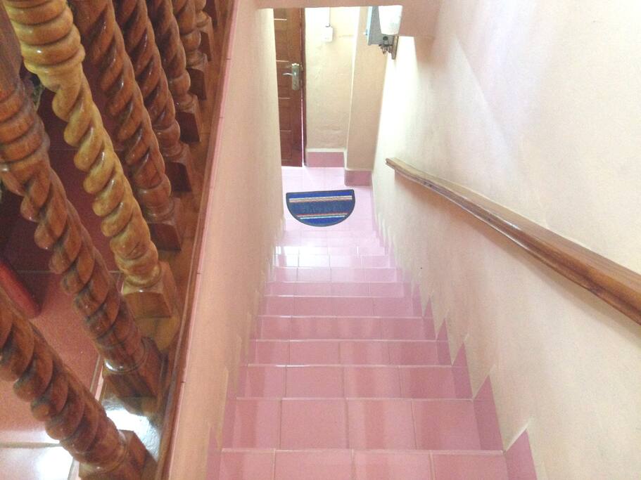Escaleras que conducen al hostal / Stairs leading to the hostal