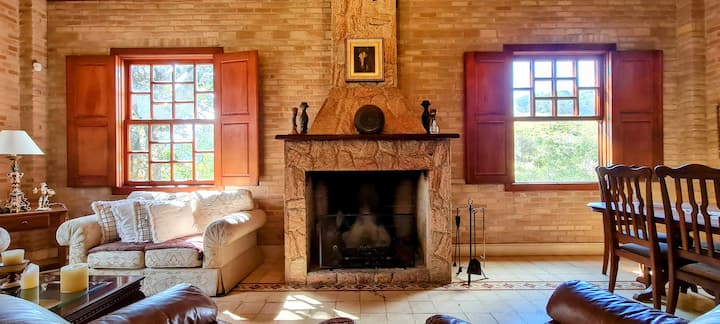 salon avec cheminée, salon et table à manger.