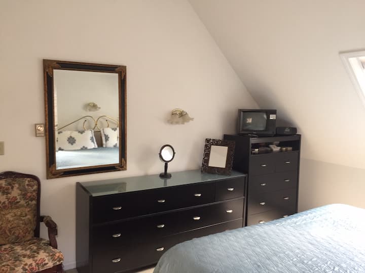 带天光的3号二楼卧室。 设有独立的全套卫生间。