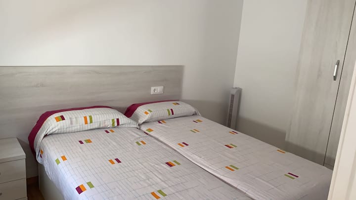 Chumba kingine kina vitanda viwili vya mtu mmoja na kabati.