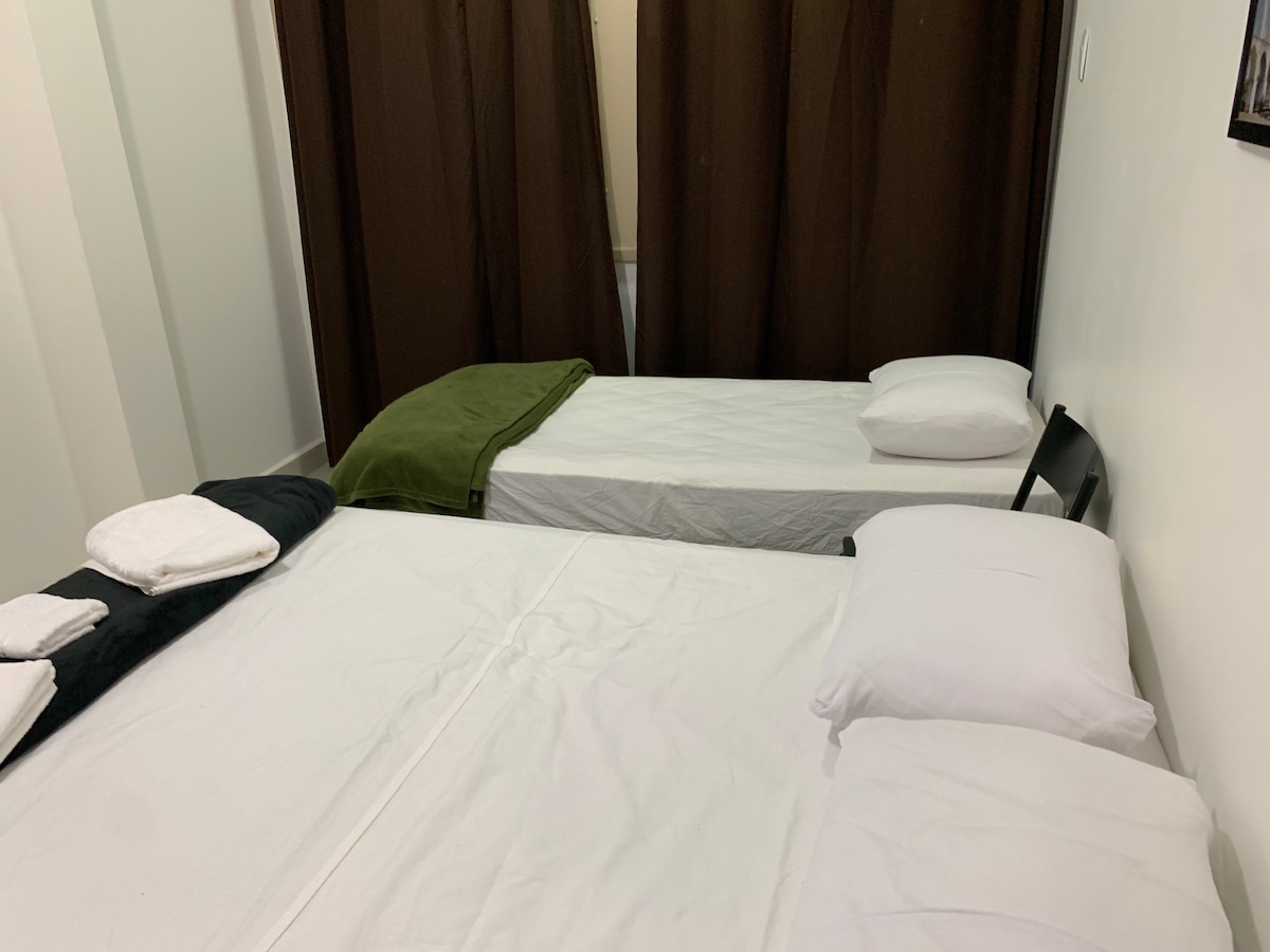 חדר שינה 4 - מיטה זוגית, מיטת יחיד אחת, מיזוג אוויר מפוצל ווילון.