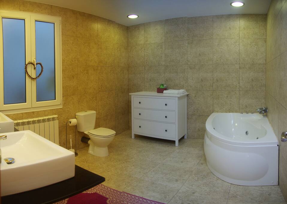 Spacious bathroom with hidromassage