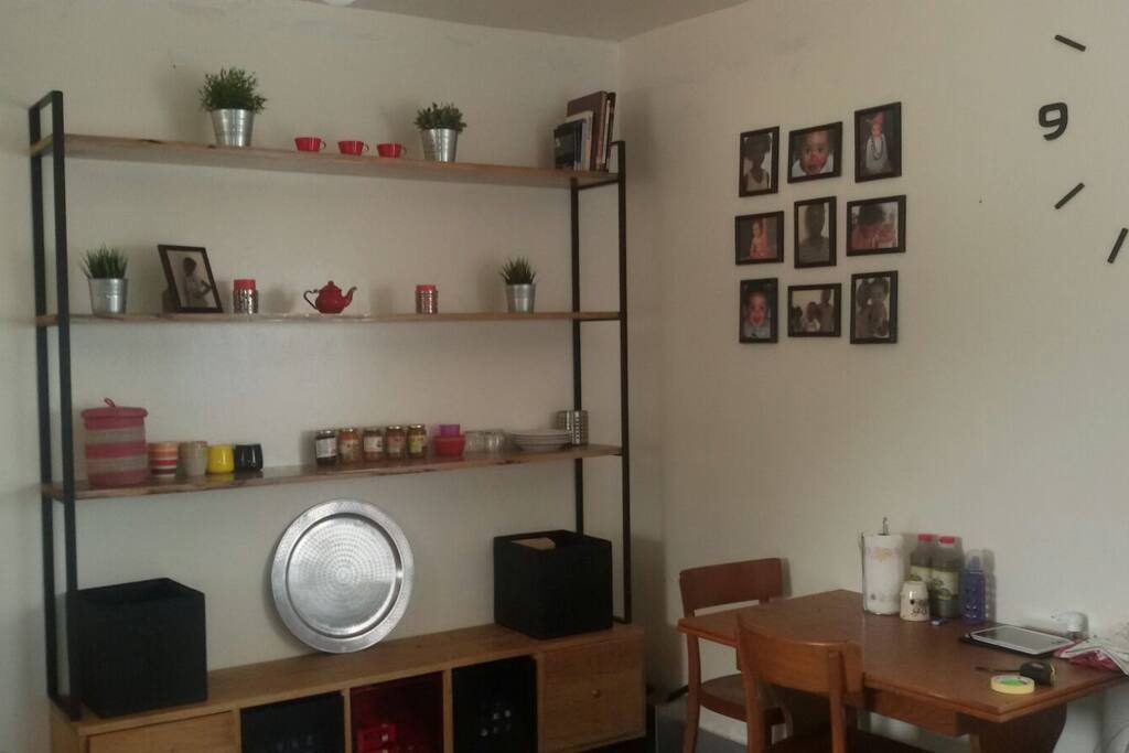 Estantería y mesa