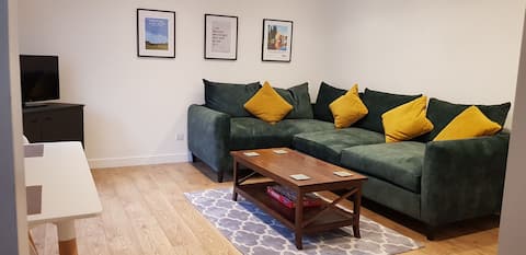 Popular Airbnb listing: The Loft. 1 bed apartment, 5 min walk to town in Stratford On Avon