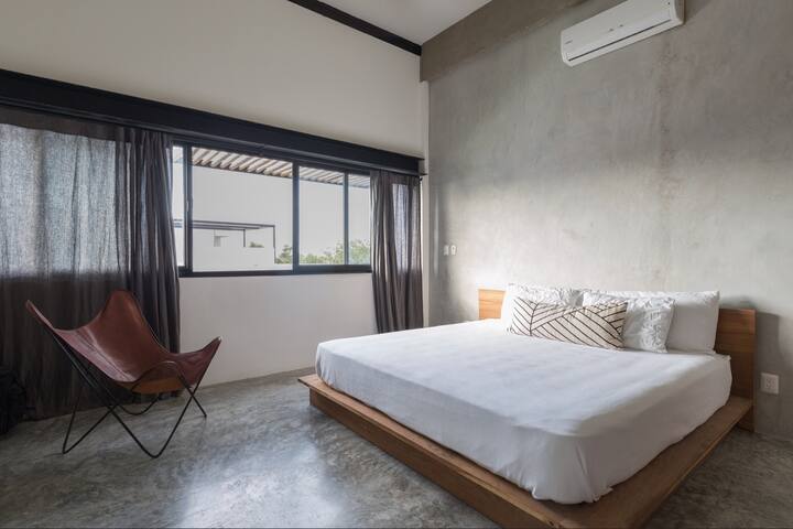 الغرفة الأولى: غرفة ضيوف بسرير بمقاس كينج وأغطية سرير عالية الجودة.