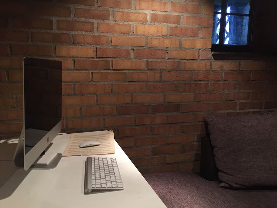 Image of work area of previous guests.