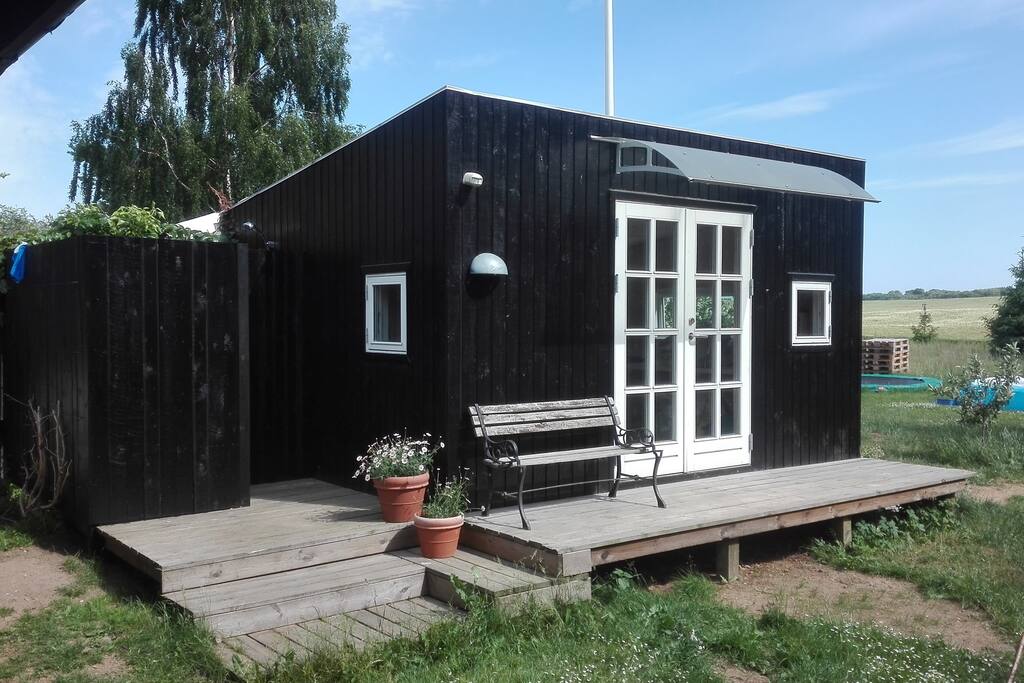 "Knaldhytten". Her sover I, og udebruseren er inde bag afskærmningen på siden af huset.