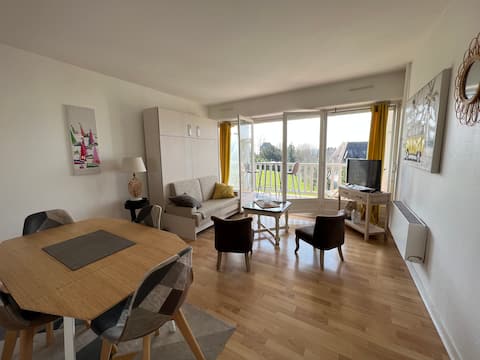 Annonce Airbnb populaire: Beautiful sea view with large south-facing balcony. à Trouville Sur Mer
