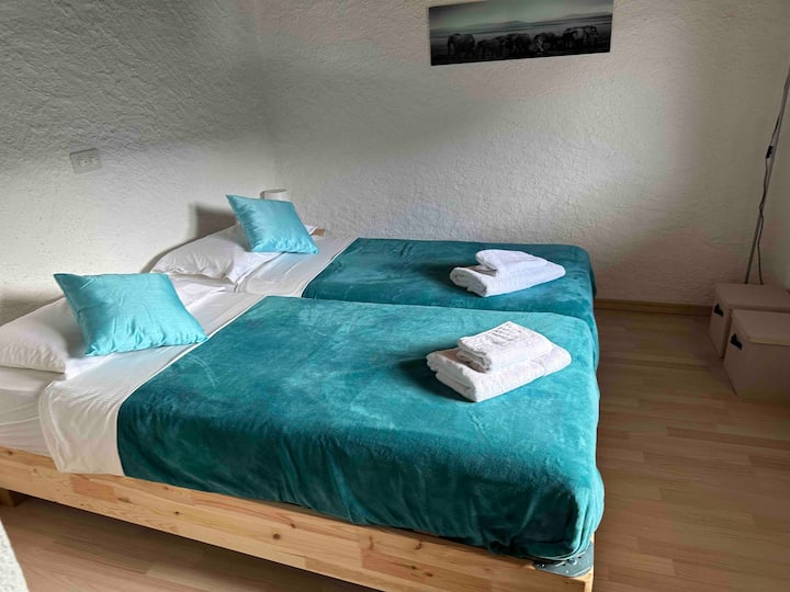 Nezávislá sekundárna izba s výhľadom na hory a dedinu.