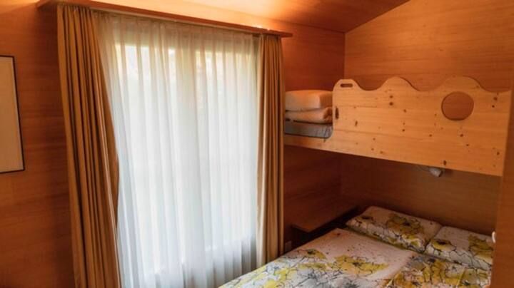 ein Schlafzimmer mit Doppelbett (Breite 140 cm) und Hochbett (Länge 170cm)