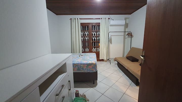 Habitación delantera. 01 cama doble y 01 sofá cama. Acceso al balcón.