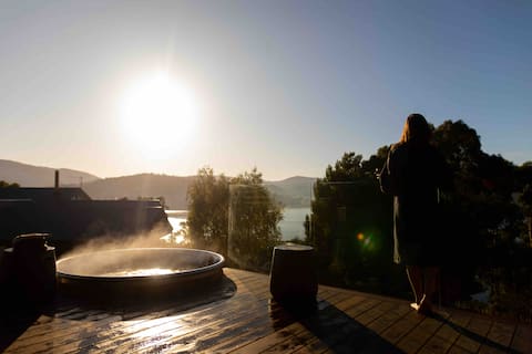 Woodland Bay Retreat: A Secluded haven