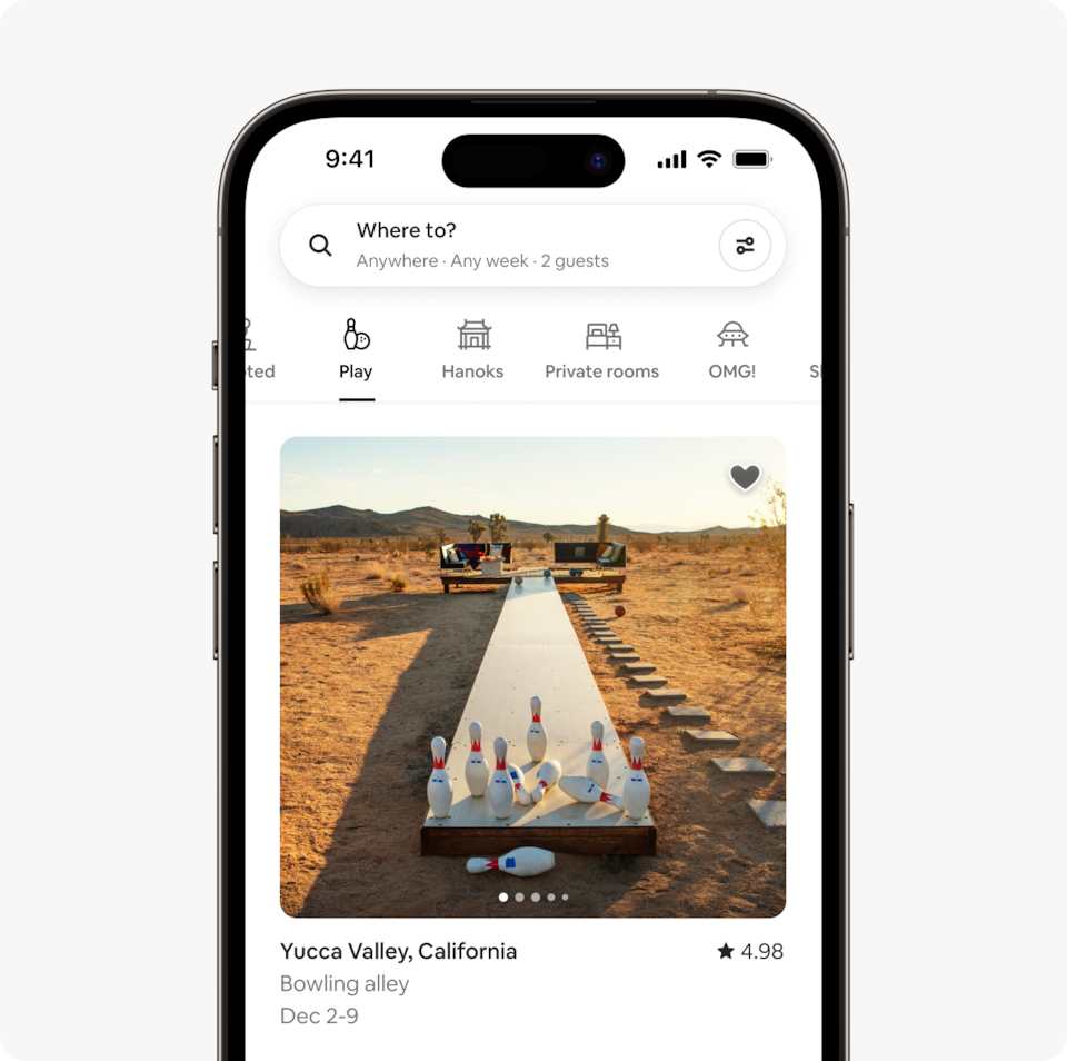 Prenosnik in telefon prikazujeta domačo stran Airbnbja z dvema vrsticama prenočišč v novi kategoriji »Raj za otroke« iz zimske različice Airbnbja. V to kategorijo spadajo prenočišča z opremo za zabavne dejavnosti, kot so igralne sobe, vodni tobogani, košarkarska igrišča in še več.