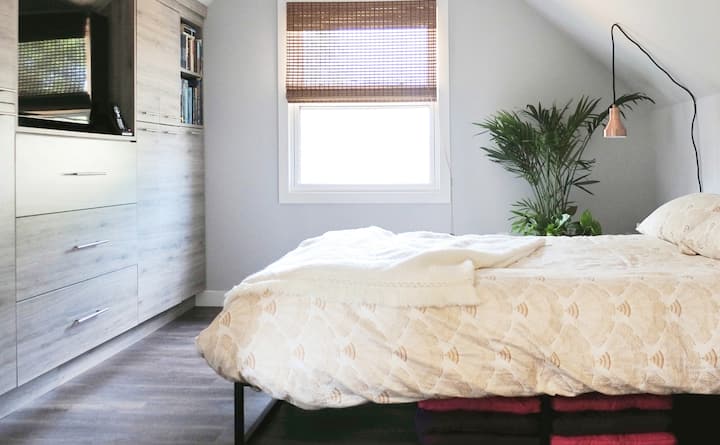 Ambos dormitorios son tranquilos, limpios y son minimalistas para calmar tu alma y despertar tu creatividad.