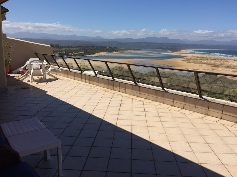 Huge Sundeck for entertaining
