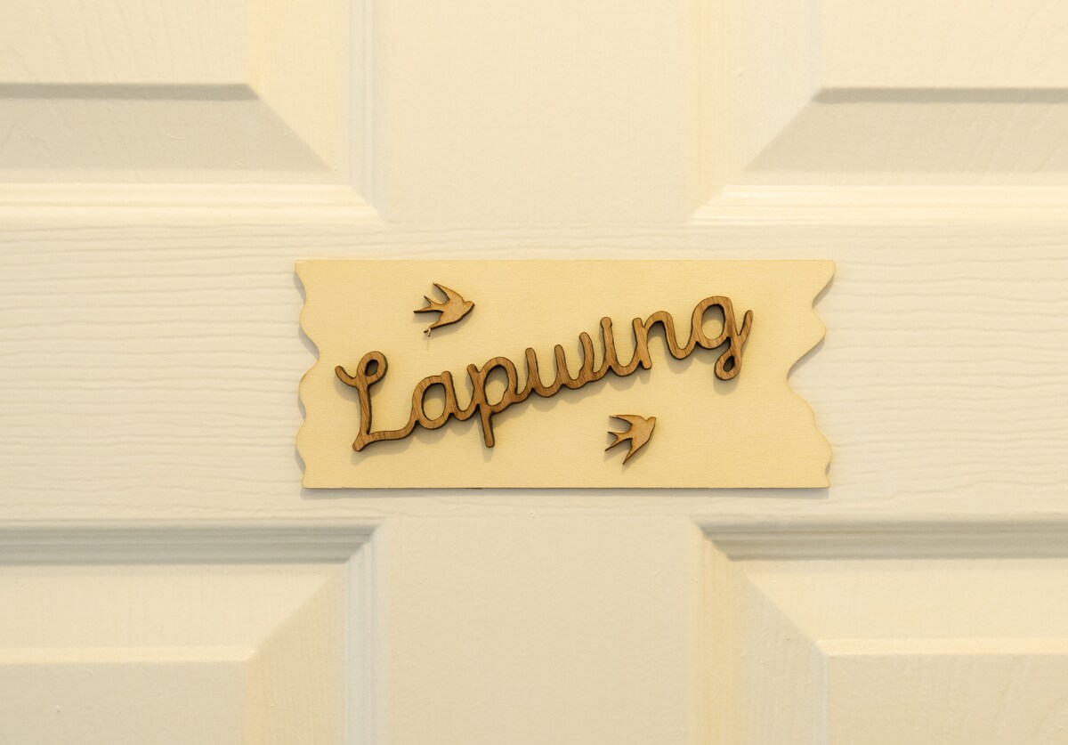 Лапувинг  има супердомаќин (широк 6'- конфигурирачки на барање на два единечни кревета од 3 инчи); сопствена бања; коктел стол;  балкон со поглед на градина со бистро маса и столови. Местото каде што можете да се сончате навечер и да пиете коктел...