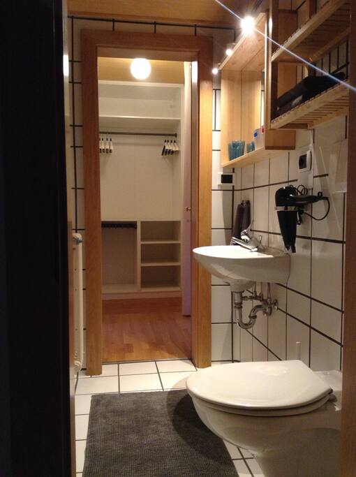 Bad und begehbarer Schrank