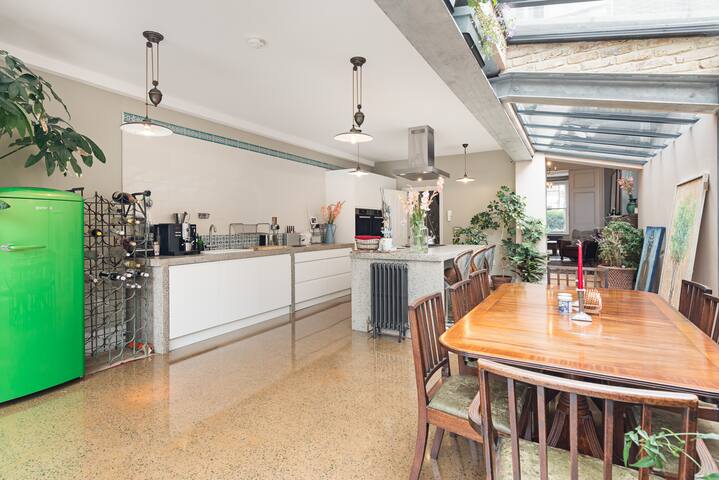 4-bedroom Victorian terraced house in Queens Park gallery image 5