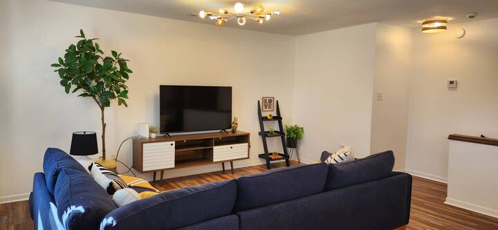 Cozy, Retro-styled House, 3 mins to lake access!