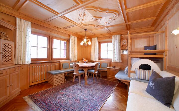 Ferienwohnung Zyklame Original Tiroler Stube Wohnungen Zur Miete In Santa Cristina Valgardena Trentino Alto Adige Italien