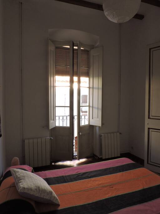 Balcó a l'habitació / Balcón en la habitación / Balconi in the bedroom