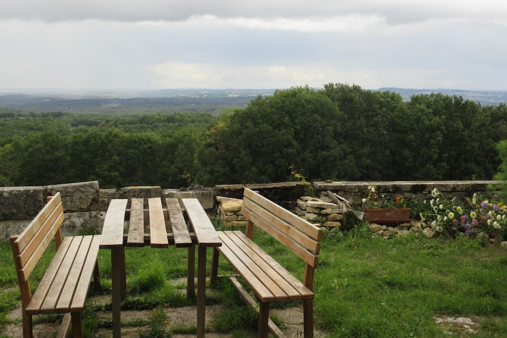 Vue panoramique depuis la terrasse du prieuré. Possibilité de prendre des repas et d'organiser un barbecue.