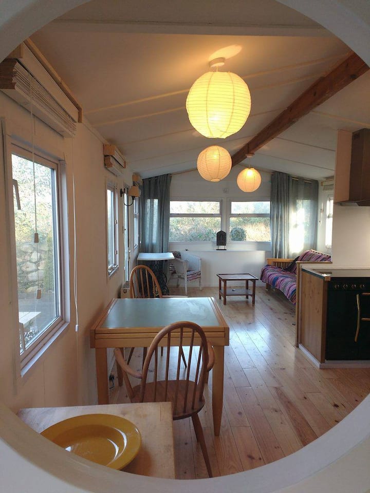 Quiet and quirky mobile home 5 mins from the beach