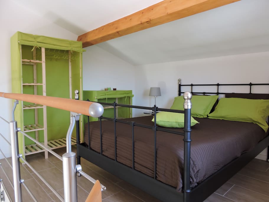 chambre à lit double à l'étage