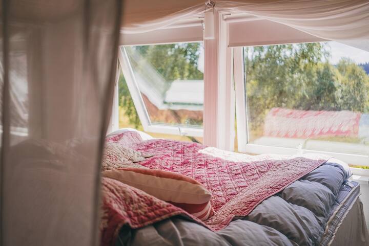 1号房屋1楼设有双人床的卧室