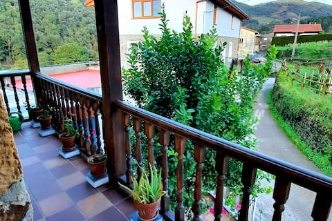 Country cottage 10 minutes away from Laredo Beach.