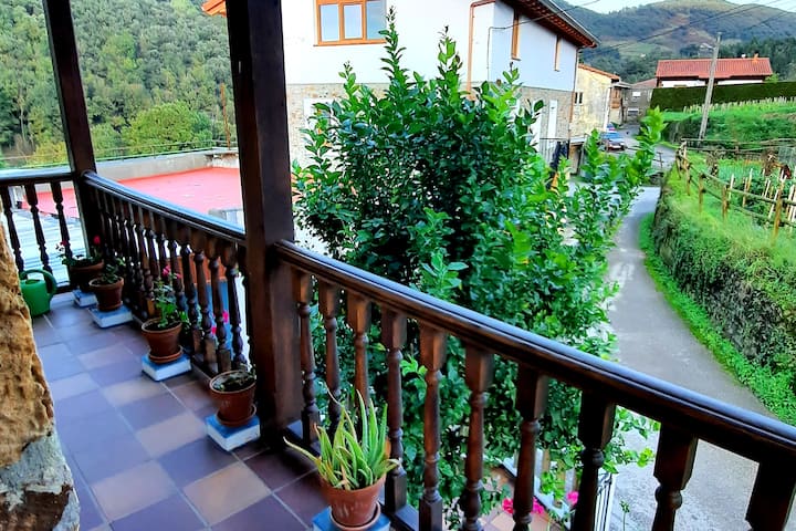 Country cottage 10 minutes away from Laredo Beach.