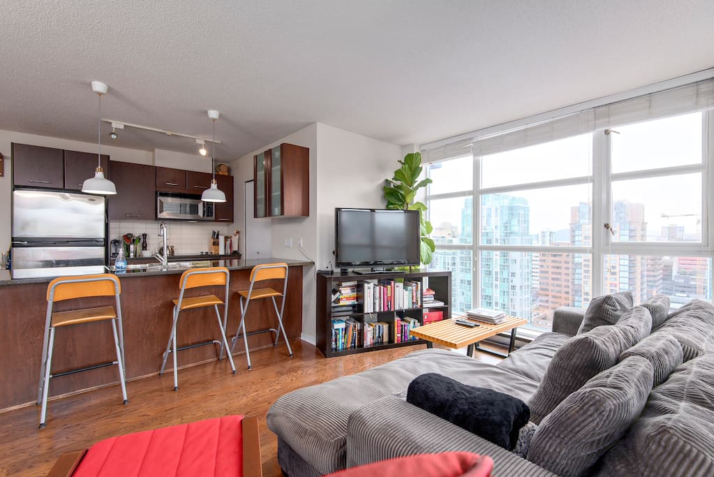Flat screen tv, wifi and a Chrome Cast to link your Netflix. There is cable but it is only basic. There is also PVR. Also views of English Bay from the living room and great sunsets.
