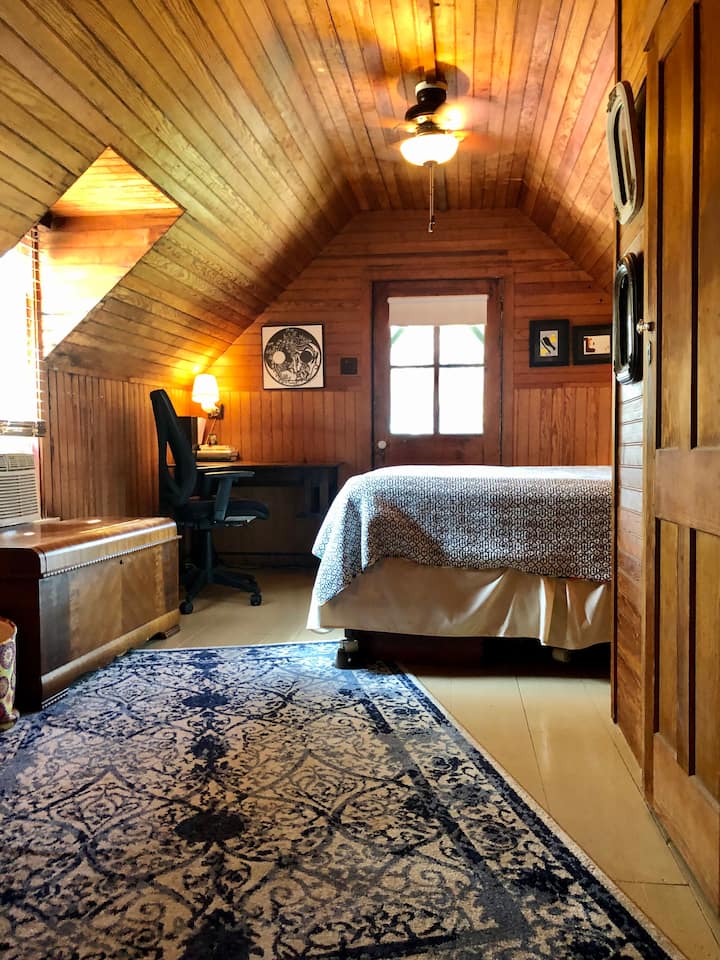 Dormitorio principal con cama tamaño queen