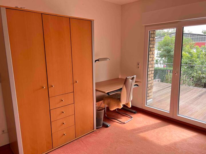 Skriňa pre hostí, pracovný priestor a balkón