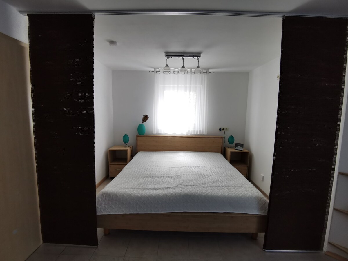 سرير مريح مع مرتبة أكثر نعومة وأصعب - هناك شيء لكل ذوق :)