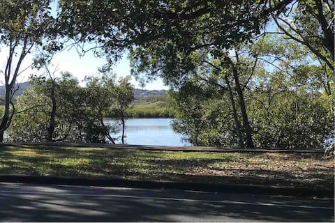 Top performing Airbnb: Mango Terrace, 5 minute walk Noosaville River. in Noosaville