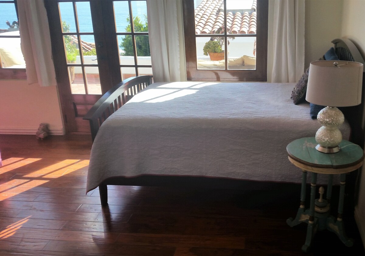 Cama queen en el dormitorio sur