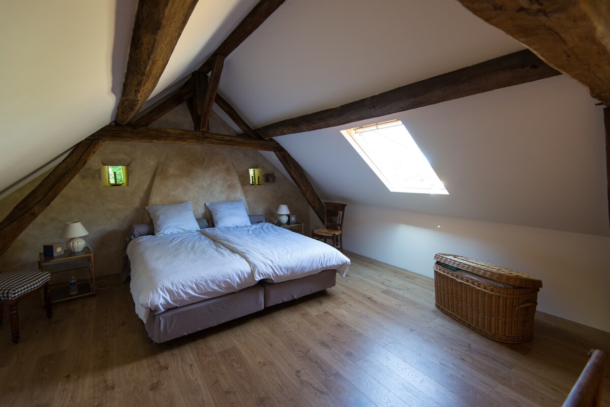 غرفة في الطابق العلوي بسرير بحجم كبير 180*200